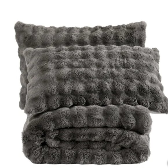 QUEEN FRYE Classic 3-piece Faux Fur Luxury Comforter Set - Picture 4 of 7